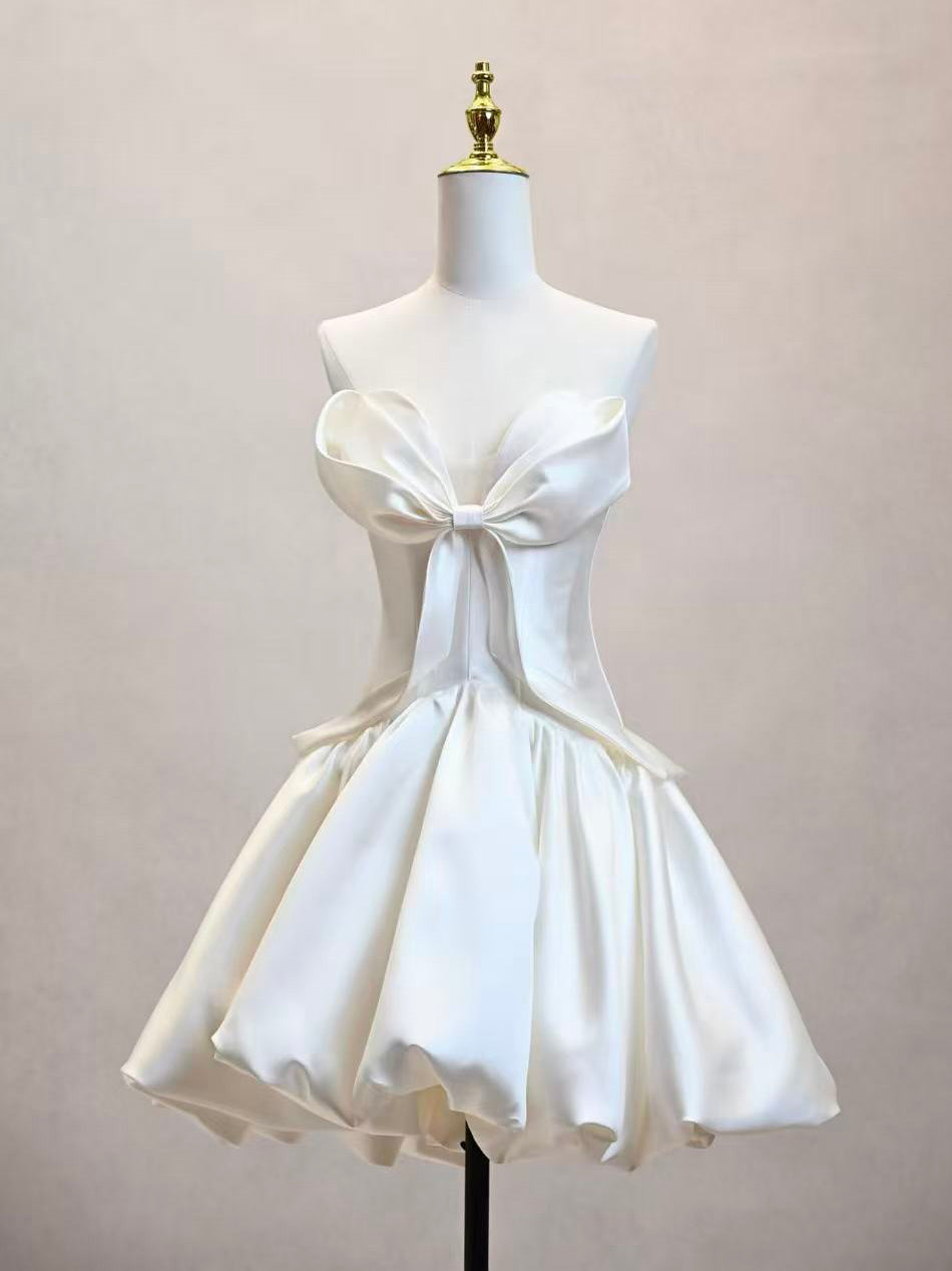 Light Champagne A-line Sweetheart Neck Satin Short Homecoming Dress