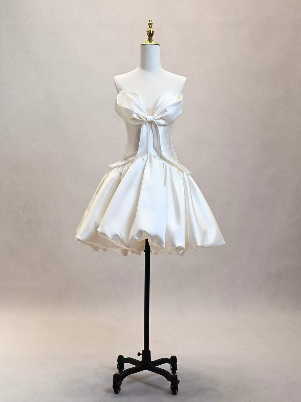 Light Champagne A-line Sweetheart Neck Satin Short Homecoming Dress