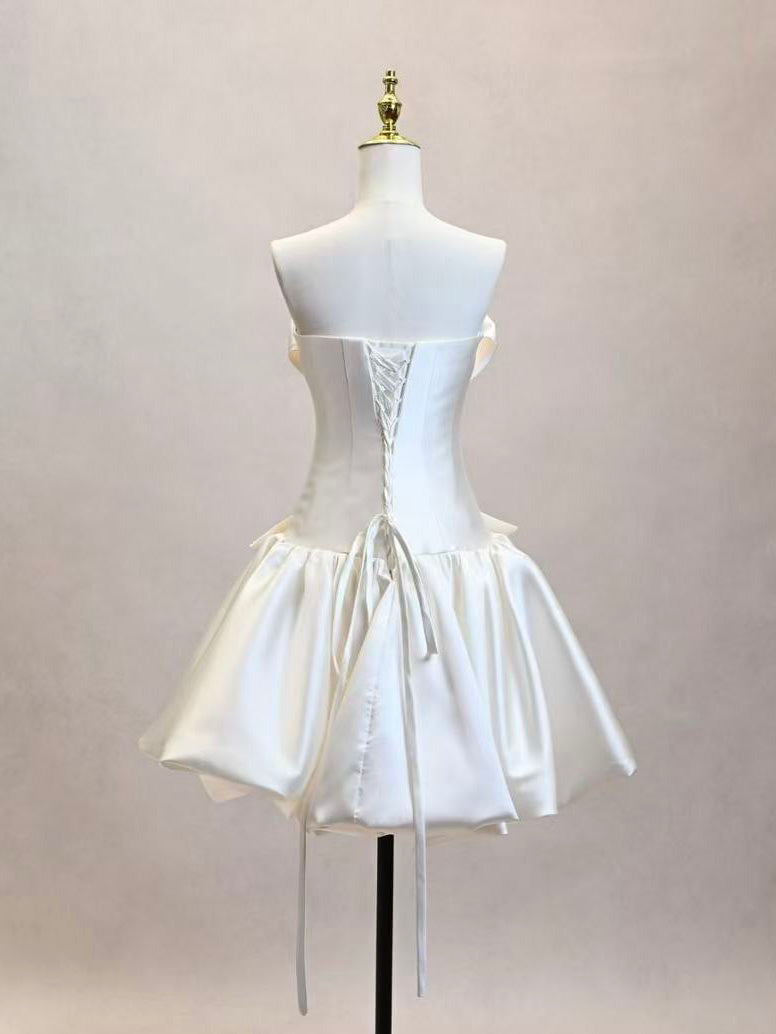 Light Champagne A-line Sweetheart Neck Satin Short Homecoming Dress