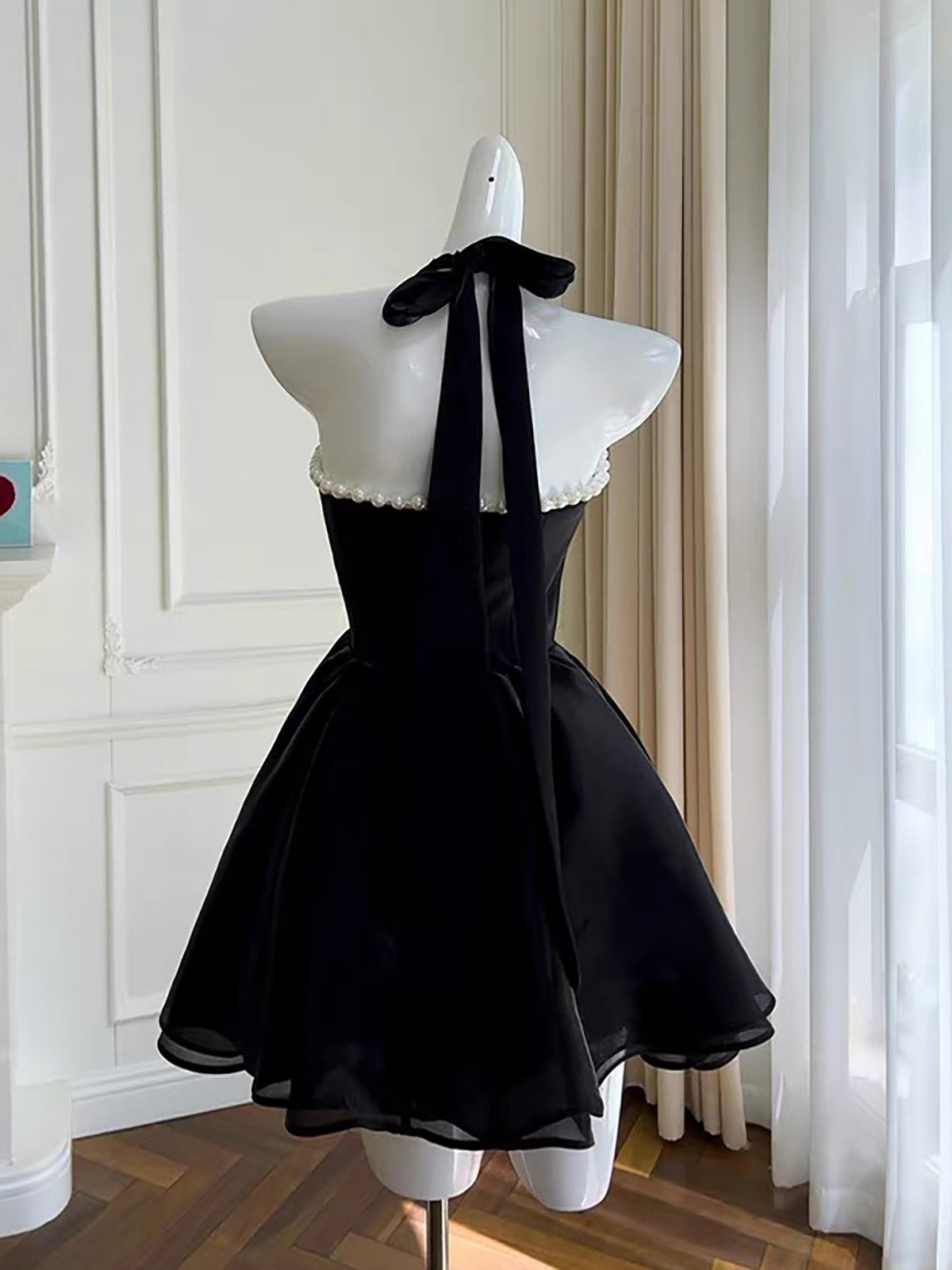 Black Sweetheart Neck Short Homecoming Dress with Beads