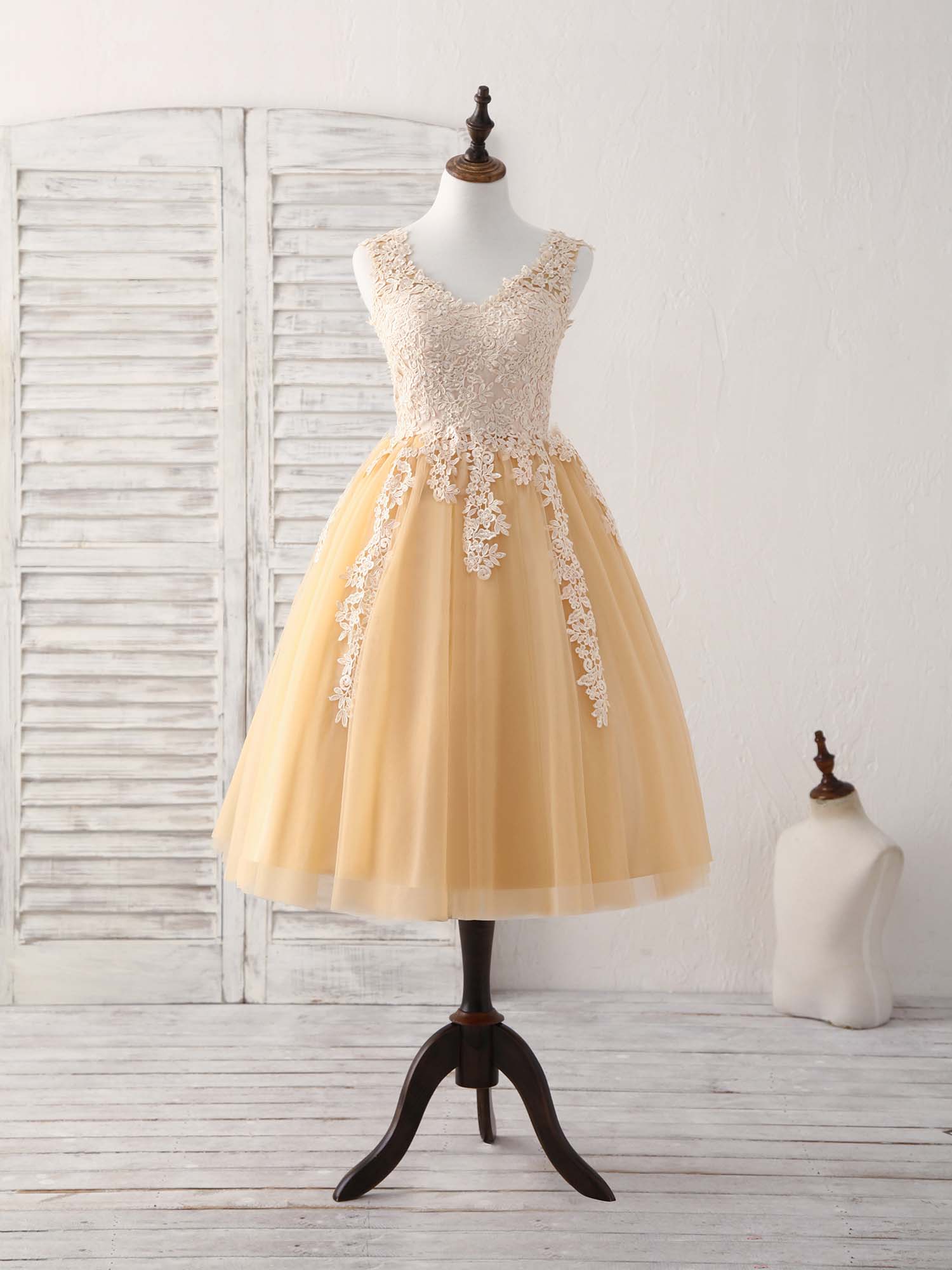 Champagne V Neck Tulle Lace Applique Short Prom Dresses – shopluu