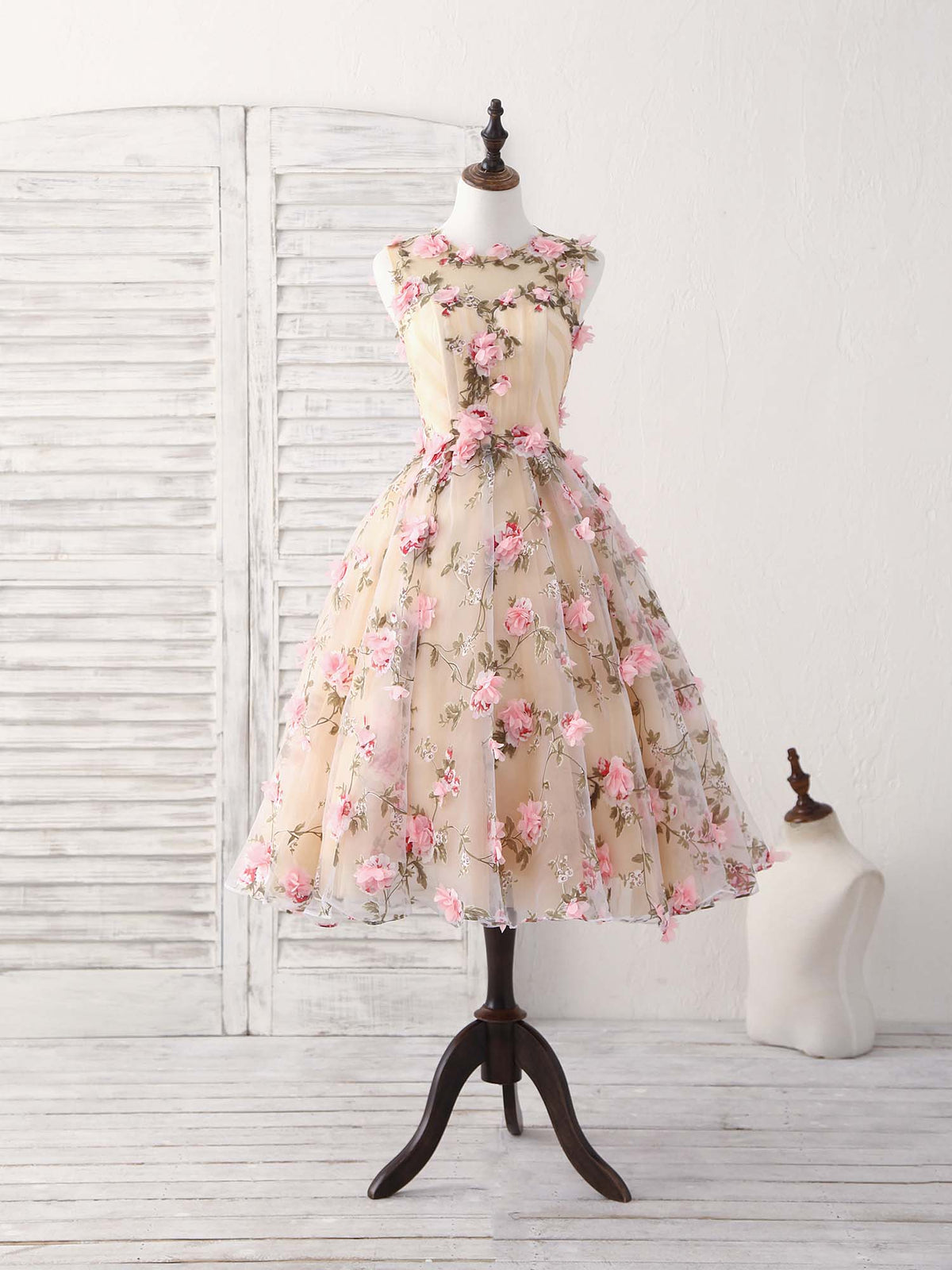 A-Line Champagne 3D Applique Short Prom Dress Cute Homecoming Dress