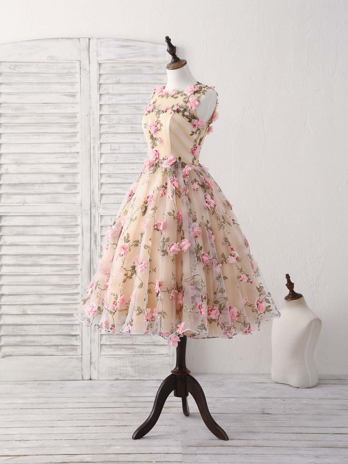 A-Line Champagne 3D Applique Short Prom Dress Cute Homecoming Dress